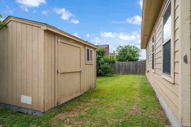 Building Photo - 4 bedroom, 2 1/2 bath located in Lakeview ...