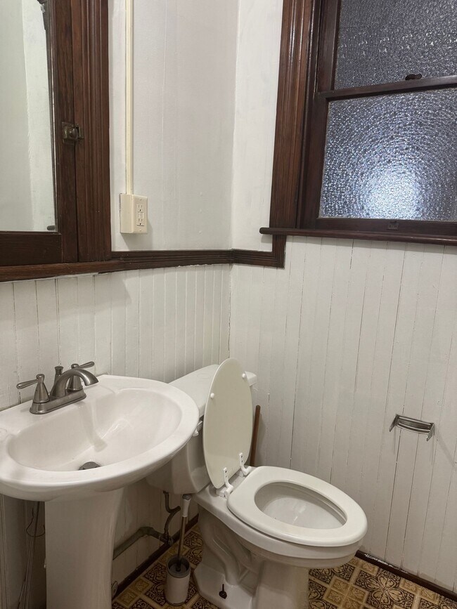 Building Photo - Newly Renovated 2 bedroom/1 bath Apartment!