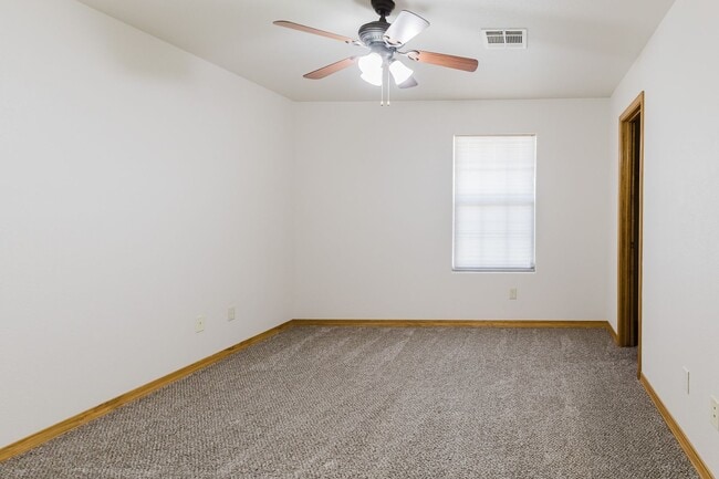 Building Photo - Spacious 4 Bedroom 2 Bath Home near Shopping