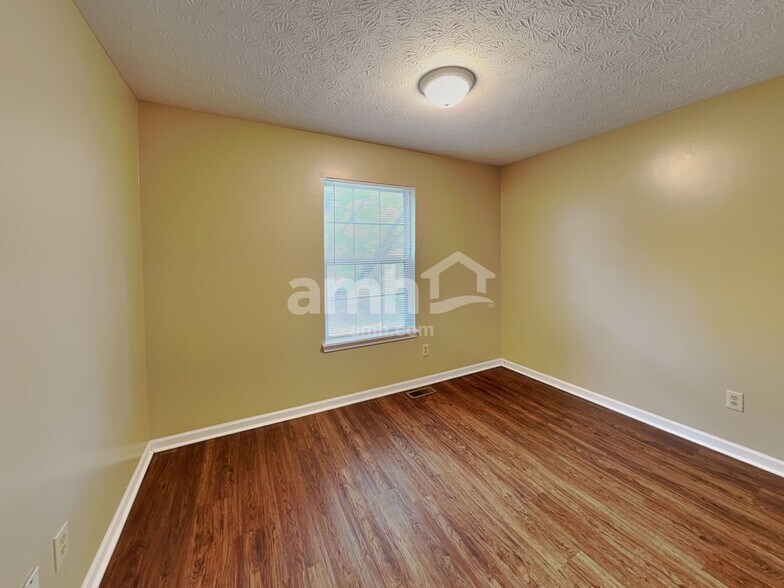 Building Photo - 127 Trails End