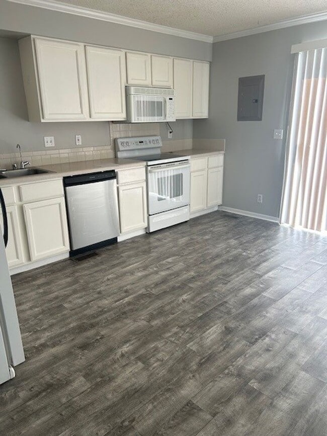 Building Photo - Beautiful 2bd 1.5 bath town home for rent ...