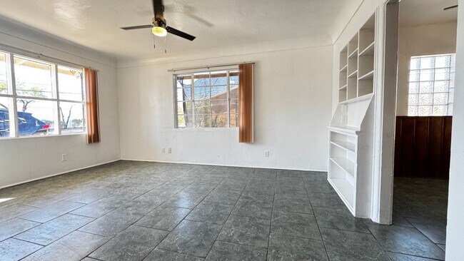 Building Photo - 4225 E Bellevue St