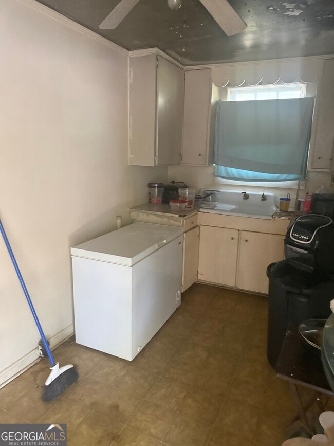 Building Photo - 902 1st St