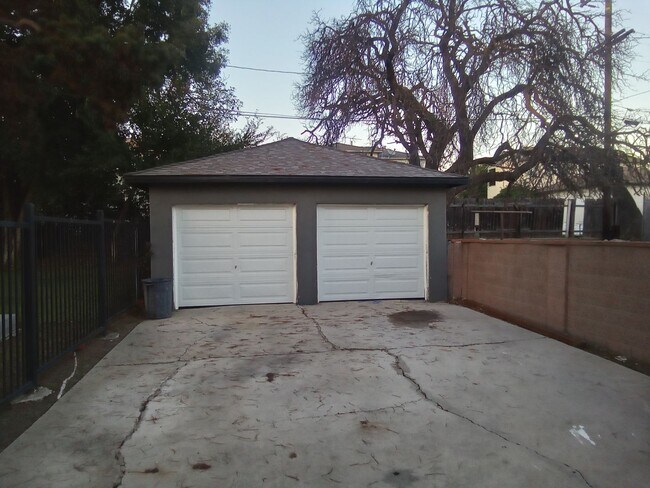 Building Photo - Beautifully Remodeled 2-bedroom apartment