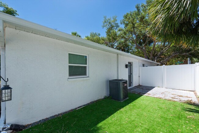 Building Photo - 3009 W Binnicker Ave