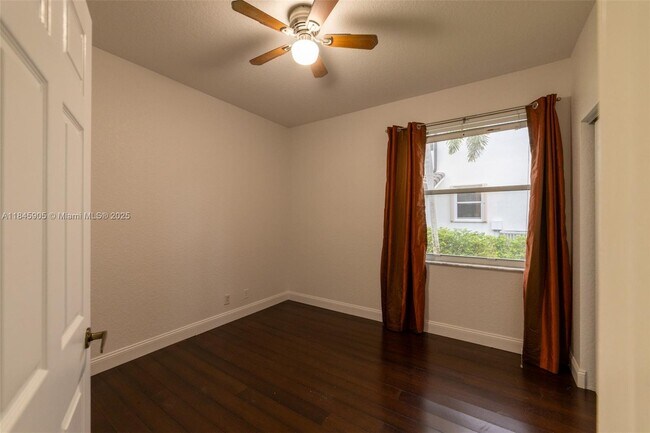 Building Photo - 896 Marina Dr