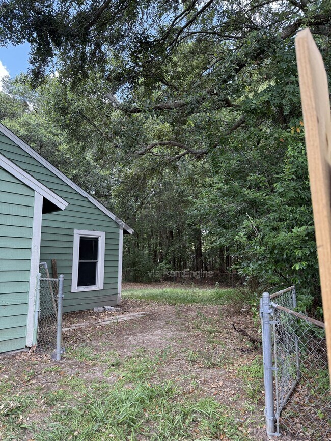 Building Photo - 1047 Oakcrest Dr