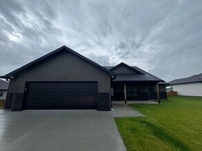 Building Photo - 3 bedroom 2 bath house
