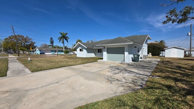 Building Photo - Four Bedroom Pool Home - Second Floor View of Manatee River