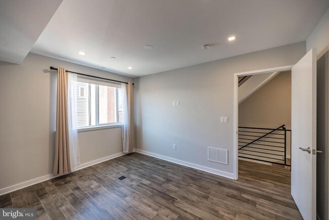 Building Photo - 1442 Hope St