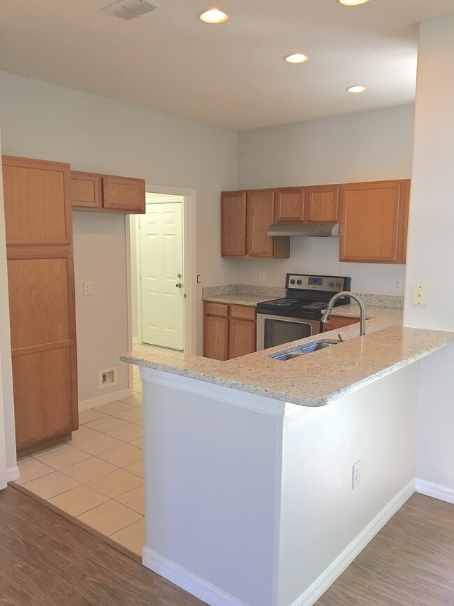 Building Photo - Town Home for Rent in Gated community in O...