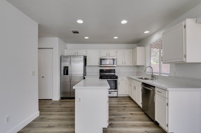 Building Photo - NORTH SHORES REFRESHED 2 STORY HOME WITH FIREPLACE AND LARGE BACKYARD