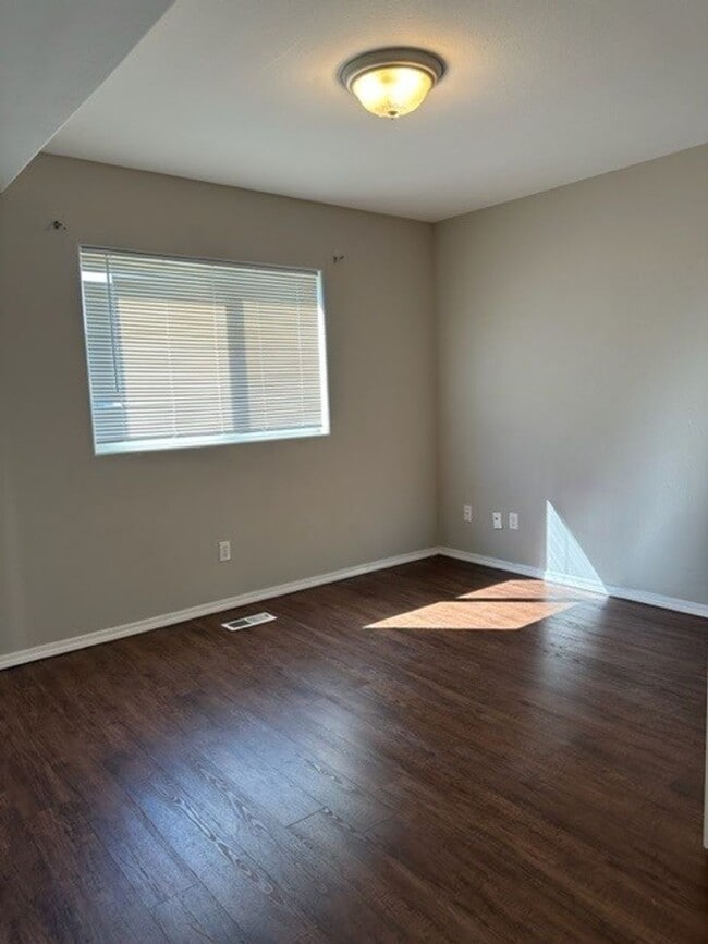 Building Photo - The Perfect Family Home! Large Yard, Deck ...