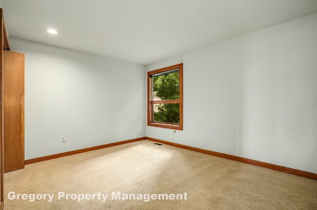 Building Photo - Outstanding Lake Sammamish Views. Private ...