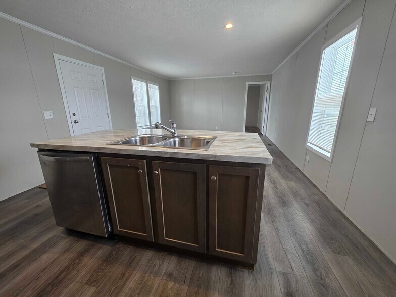 Building Photo - 4620 Hemlock Loop