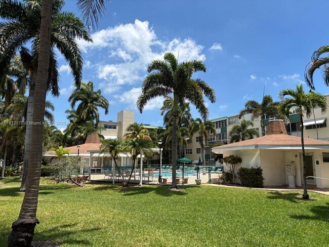 Building Photo - 1333 E Hallandale Beach Blvd