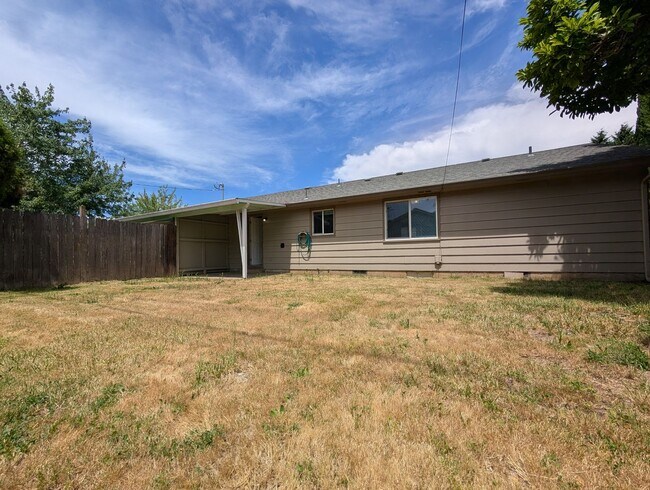 Building Photo - Nice 2 bed/1 bath duplex off River Road