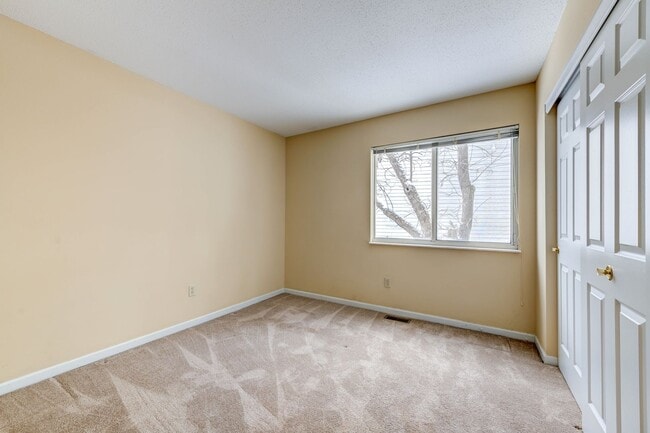 Building Photo - SPACIOUS 3 BEDROOM 2 BATH W/2 CAR GARAGE