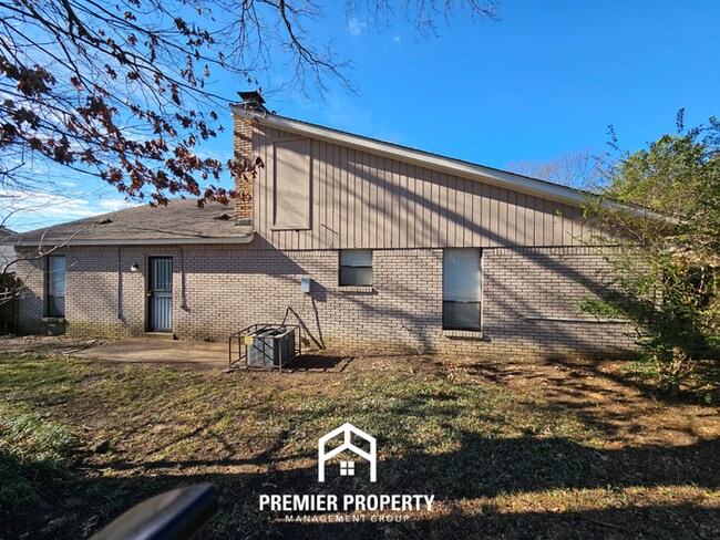Building Photo - Spacious 3BR Memphis Home with Vaulted Ceilings, Fireplace & Fenced Backyard