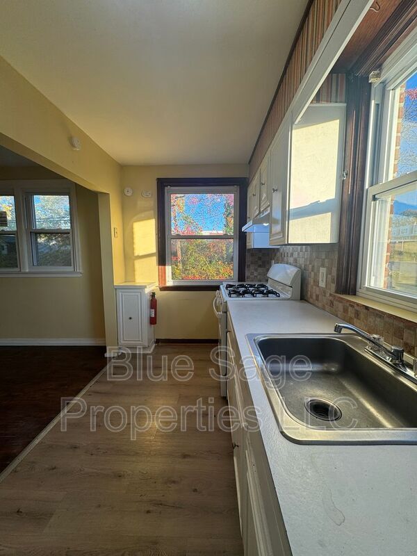 Building Photo - 1500 Llanwellyn Ave