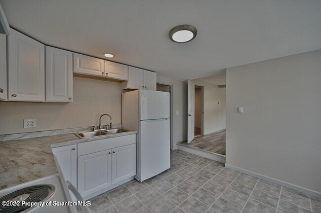 Building Photo - 200 Center St