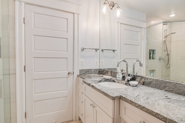 Building Photo - Unbeatable Family Home in the City w/ Park...