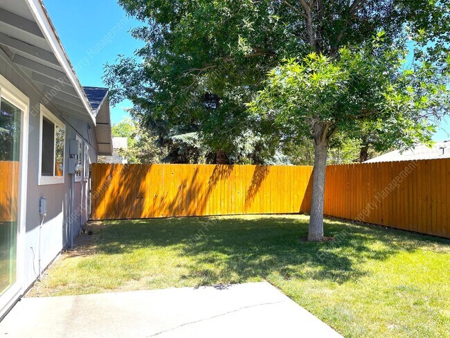Building Photo - Recently-renovated 2 BR duplex in Redmond ...
