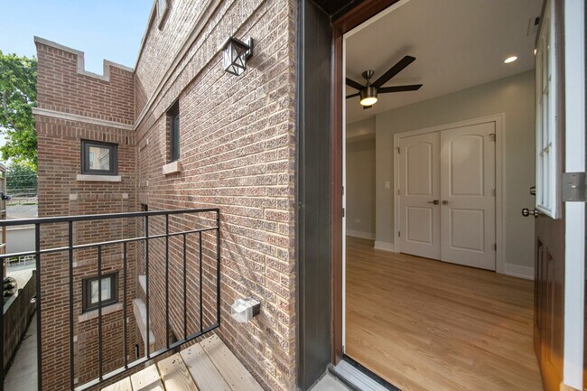 Building Photo - 3014 N California Ave