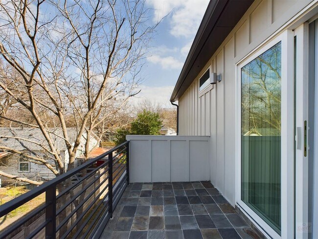 Building Photo - 1402 W 51st St