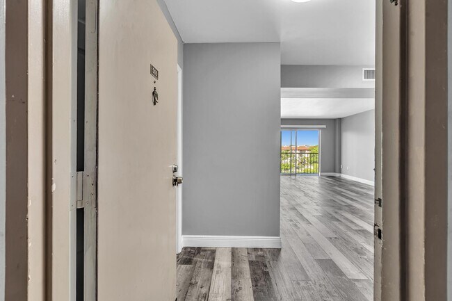Building Photo - 4158 Inverrary Dr
