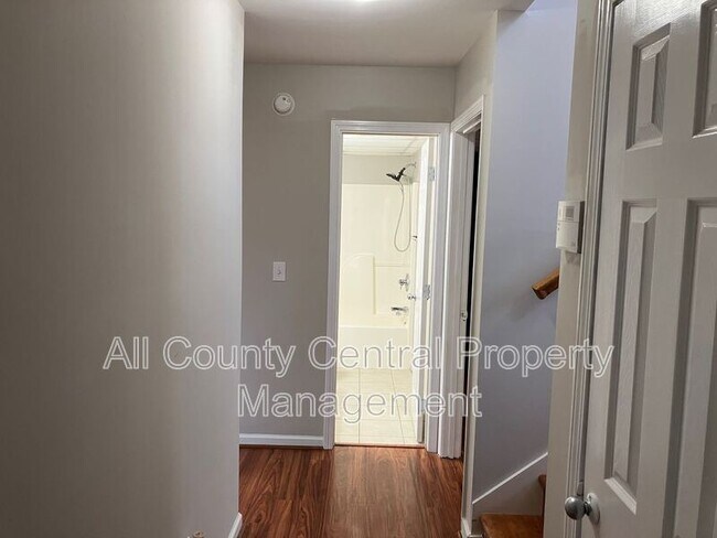 Building Photo - 710 Small Lake Dr