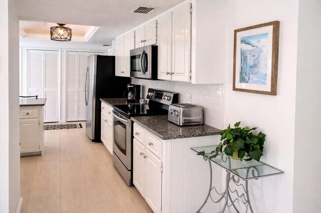 Building Photo - 2066 5th Ct SE