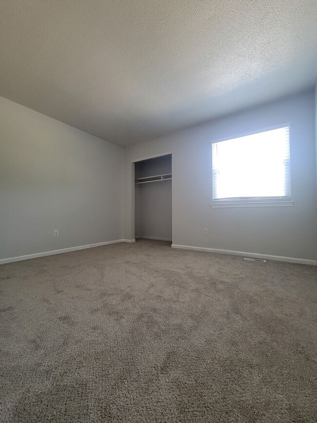 Building Photo - 4 bedroom 2.5 bathroom townhouse