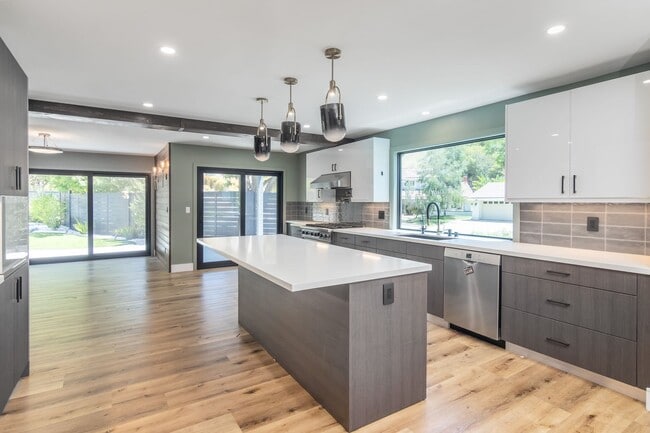 Building Photo - Hidden Jewel in Westlake Village