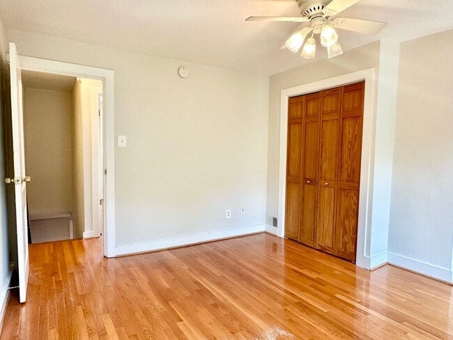 Building Photo - 3 bed 2 bath - Parking!!!  Pets Welcome!!!