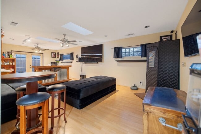 Building Photo - 3 bedroom 2 bath with Pool and Solar