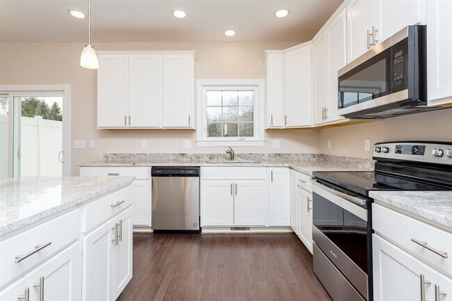 Building Photo - Spacious Luxury Townhome! Outstanding Location!