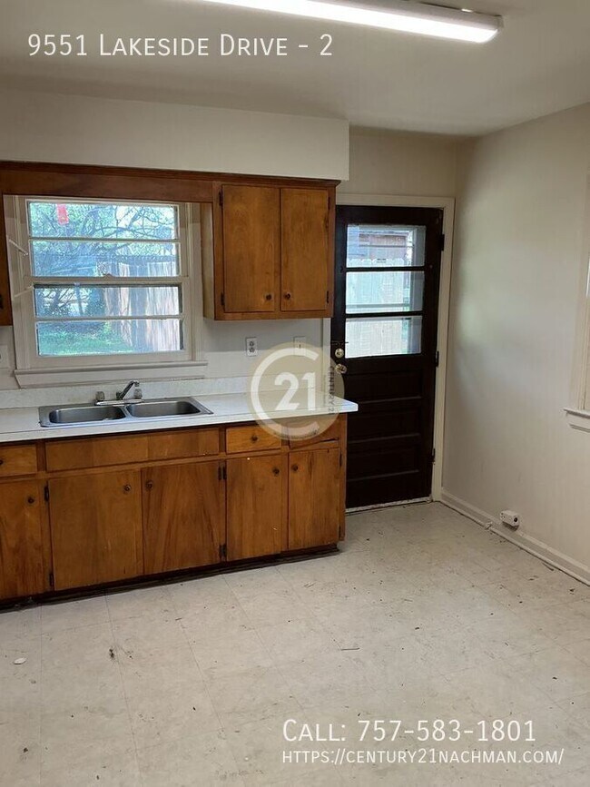 Building Photo - 9551 Lakeside Dr