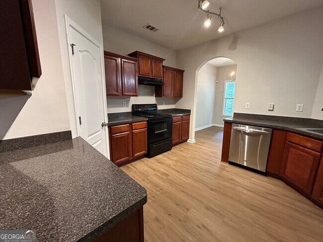 Building Photo - 6533 Silk Tree Pointe