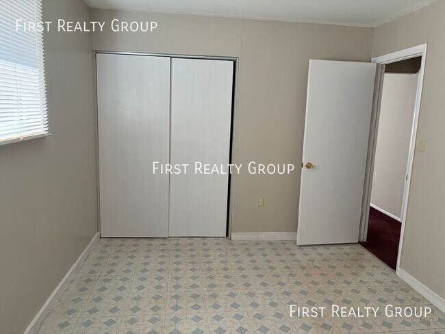 Building Photo - 2322 Koehler Ave