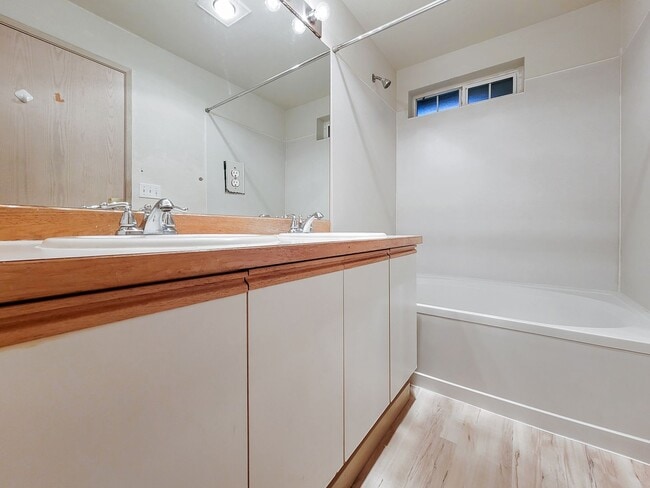 Building Photo - Kent East Hill Townhome with Garage & Patio