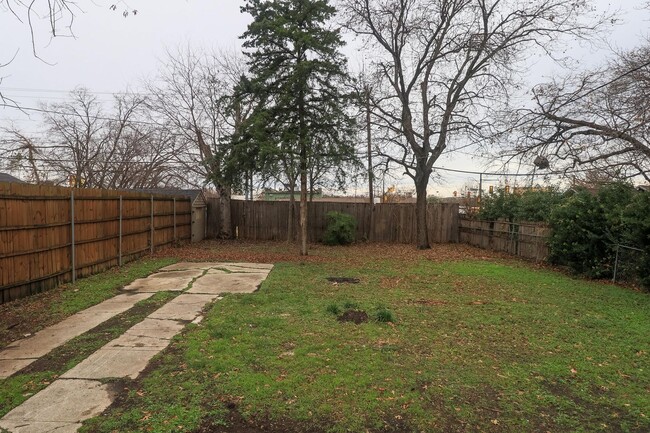 Building Photo - UPDATED & REMODELED 2 Bed 1 bath property ...