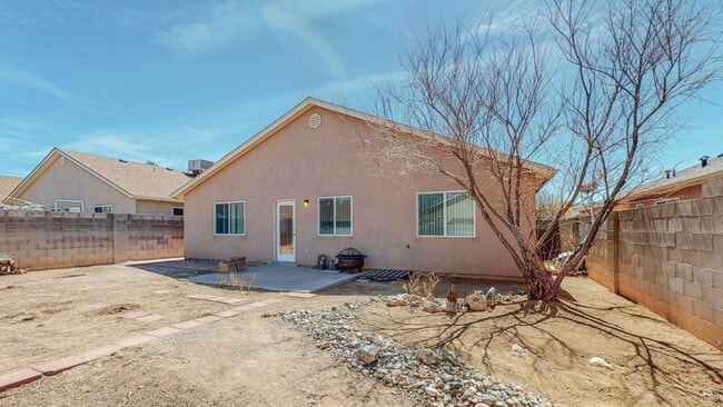 Building Photo - Lovely 3 bedroom home in convenient location.