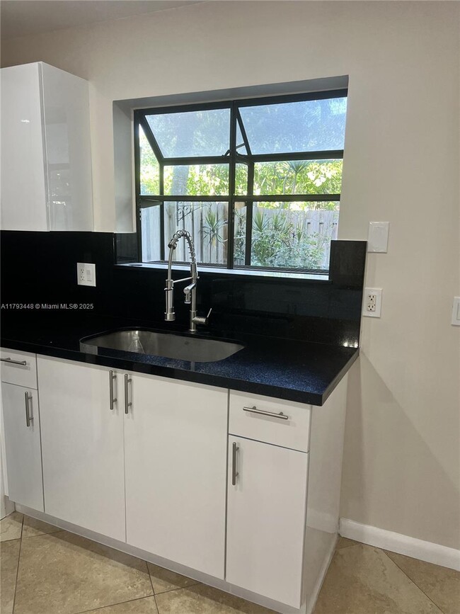 Building Photo - 331 City View Dr