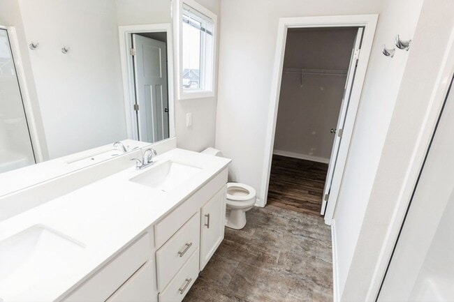 Building Photo - PERFECT LOCATION!!  3 Bedroom, 2.5 Bathroom Home in Urbandale!