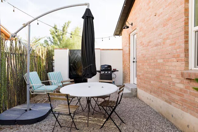 Building Photo - FARM VIEW BUNGALOW across from UofA Campus Farm! Available Today!