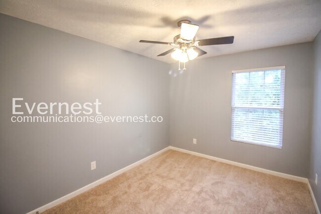 Building Photo - 3 Bed/2.5 Bath Townhome with Garage / Pet-Friendly / Coming Soon!