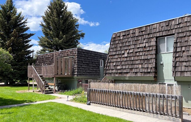 Building Photo - Fantastic location! 2 Bed, 2 Ba Unit with off street parking