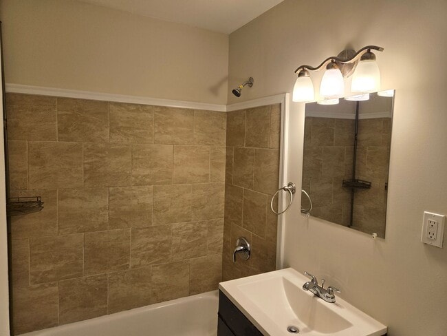 Building Photo - Lovely 3 Bedroom in Portsmouth