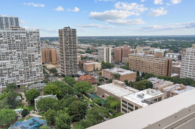 Building Photo - 6301 N Sheridan Rd